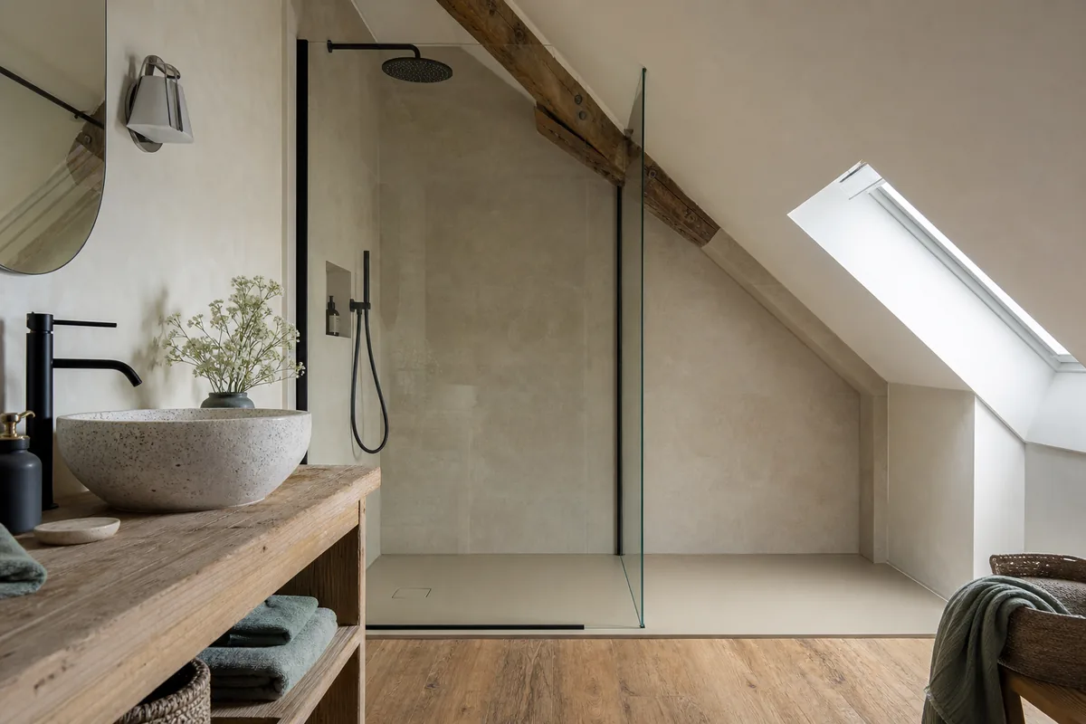 Salle d&rsquo;eau claire aménagée sous rampant dans une maison de granite du pays d&rsquo;Auray